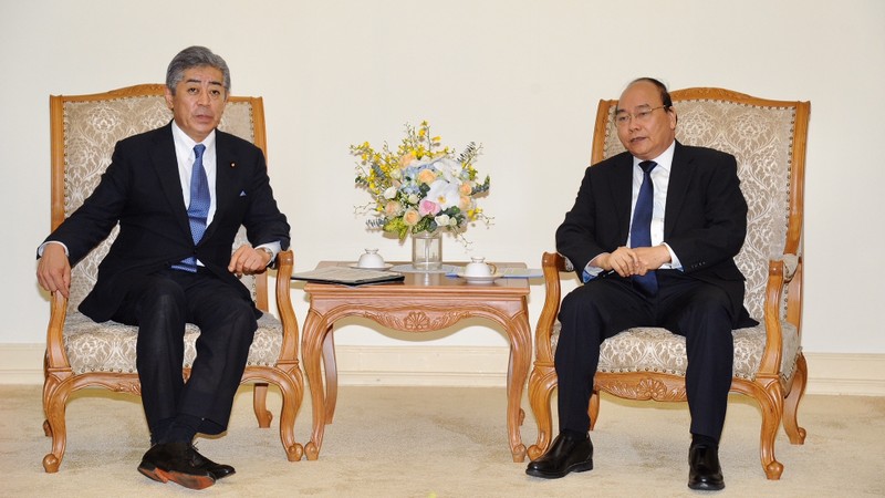 越南政府总理阮春福会见日本防卫大臣岩屋毅。（陈海 摄）