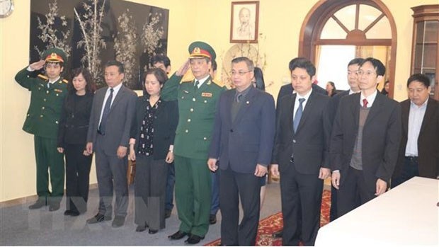 越南驻乌克兰大使馆干部职员吊唁黎德英同志。