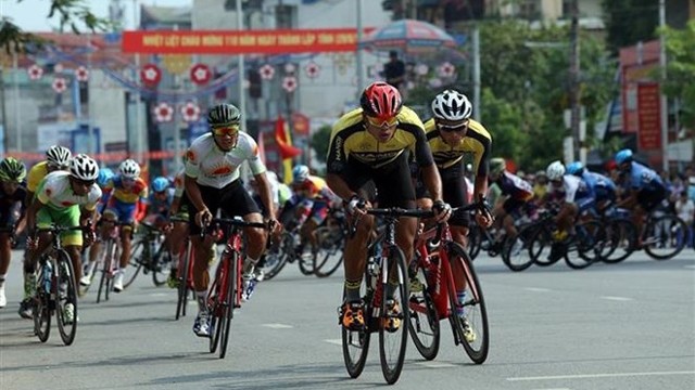 2019年“回归奠边府—人民军队报杯”自行车比赛。（图片来源：越通社）