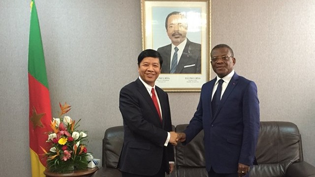 阮国强先生同喀麦隆总理迪翁·恩古特握手。（图片来源：越通社）