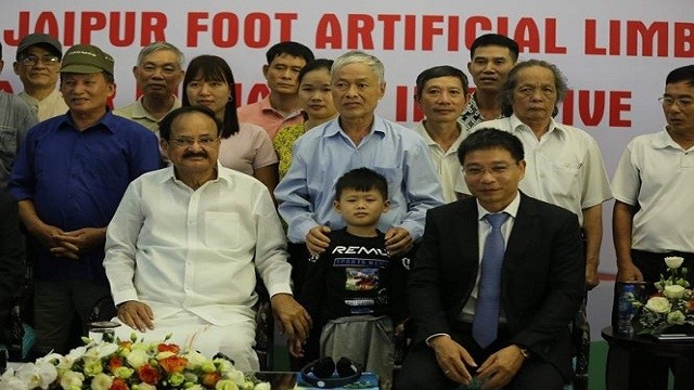 印度副总统奈杜出席“斋浦尔义足”假肢安装中心开业典礼。