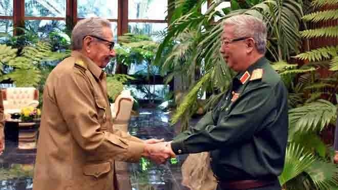 越南国防部副部长阮志咏上将拜会古巴共产党中央委员会第一书记劳尔•卡斯特罗大将。（图片来源：越通社）