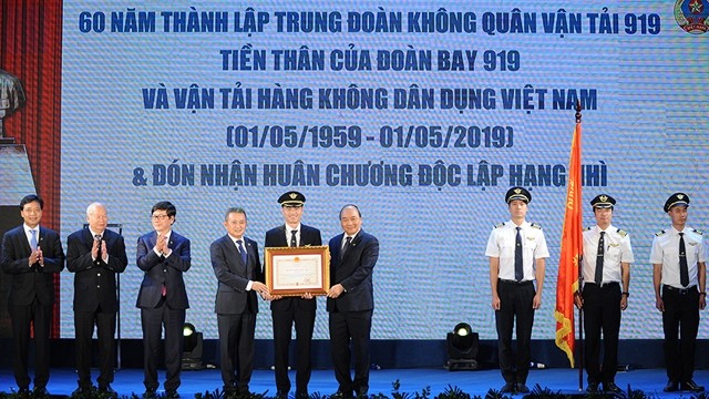 阮春福总理向919空运团颁授二级独立勋章。（陈海 摄）