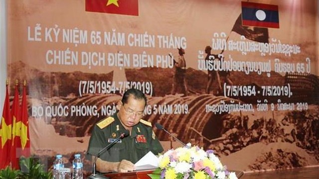 老挝国防部副部长Phuvong Vongphom中将发表讲话。（图片来源：越通社）