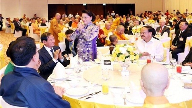 国会主席阮氏金银设宴招待出席2019年联合国卫塞节的国际代表。