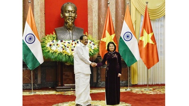 越南国家副主席邓氏玉盛和印度副总统奈杜握手。（图片来源：VGP）