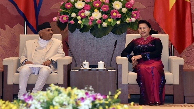 越南国会主席阮氏金银会见尼泊尔总理夏尔马•奥利。（维玲 摄）