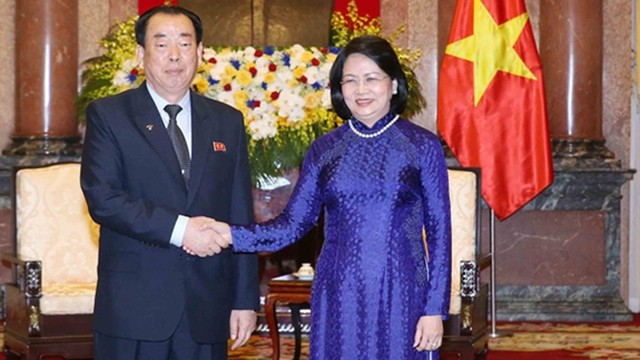 越南国家副主席邓氏玉盛与朝鲜中央法院院长Kang Yun Sok。（图片来源：越通社）
