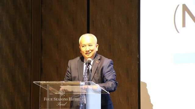 越南驻韩国大使阮武秀在研讨会上发言。