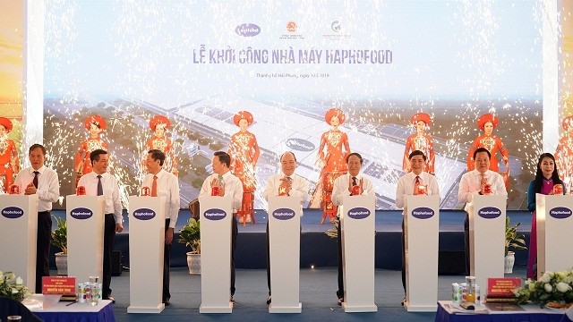 阮春福总理出席Haphofood高科技蔬果加工厂开工仪式。（图片来源：VGP）