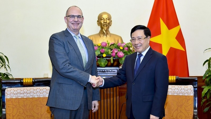 范平明副总理和丹麦新任驻越南大使金•霍伦德•克里斯滕森。（图片来源：国际报）