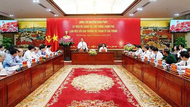 越南政府总理阮春福同海防市委常委会举行座谈会。