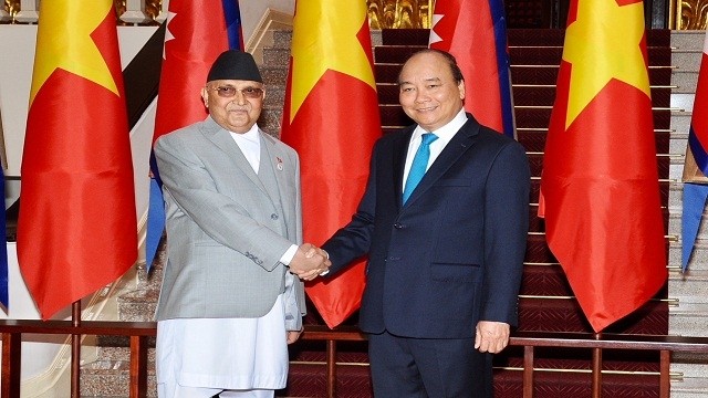 越南政府总理阮春福与尼泊尔总理夏尔马•奥利。（陈海 摄）