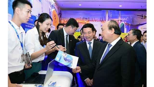 阮春福总理参观科技成果展厅。（陈海 摄）
