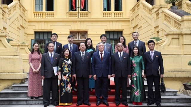 越南最高人民法院代表团和朝鲜中央法院代表团合影。（图片来源：越南最高人民法院）