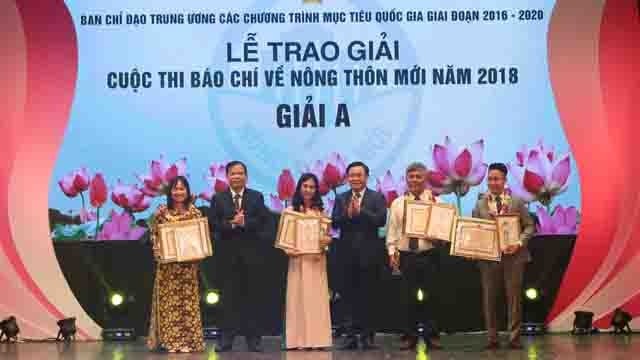 王廷惠副总理和阮春强部长向获得一等奖的作者颁发奖项。（图片来源：VGP）