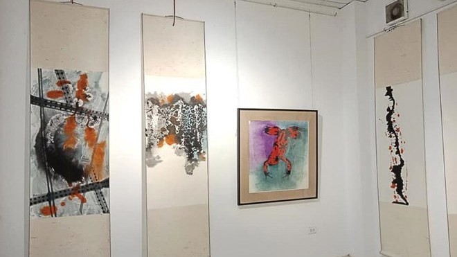 画家邓越的“桥梁”个人画展。