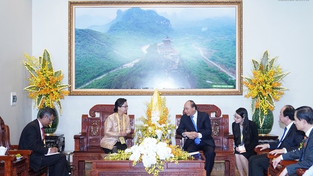 阮春福总理会见联合国副秘书长阿尔米达·萨尔西娅·阿里沙赫巴纳。