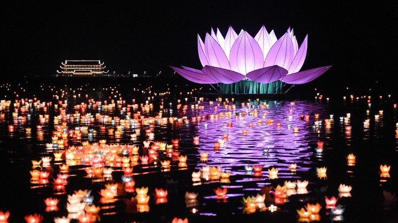 在三祝湖上放花灯。