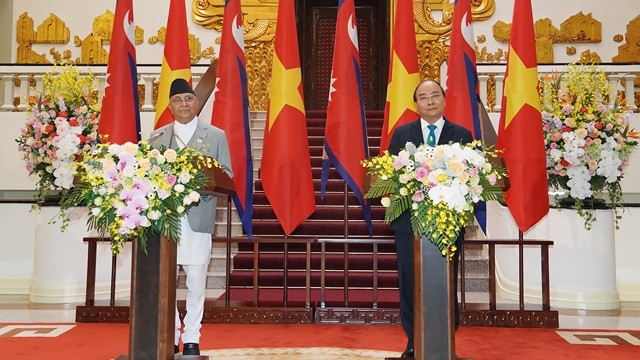 越南政府总理阮春福和尼泊尔总理卡德加•普拉萨德•夏尔马•奥利。（图片来源：VGP）