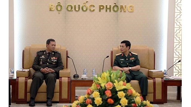 潘文江上将（右）会见洪玛内大将。（图片来源：越南国防部）