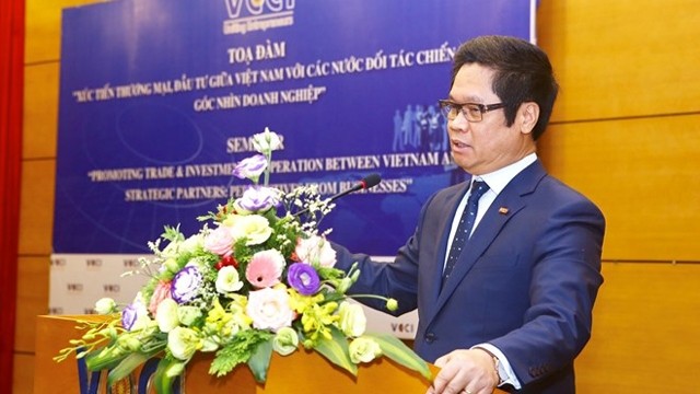 越南工商会主席武进禄在座谈会上发表讲话。（图片来源：越通社）