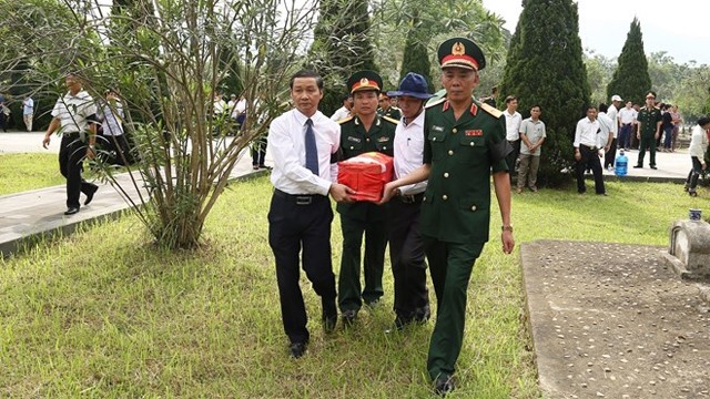 在老挝牺牲的越南专家和志愿军的遗骸在同心烈士陵园安葬。（图片来源：越通社）