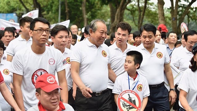 张和平副总理呼吁“酒后不开车”。