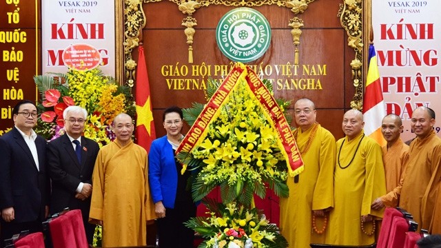 越南国会主席阮氏金银向越南佛教协会送花祝贺。（图片来源：唯灵 摄）