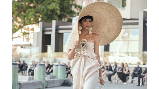 越南设计师杜孟强题为“回归自然”的2019年春夏时装秀在澳大利亚悉尼市举行。（图片来源：越通社）