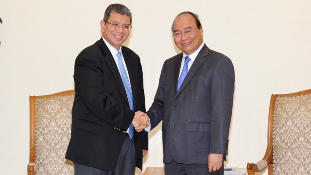 越南政府总理阮春福会见马来西亚外交部长赛夫丁。（陈海 摄）