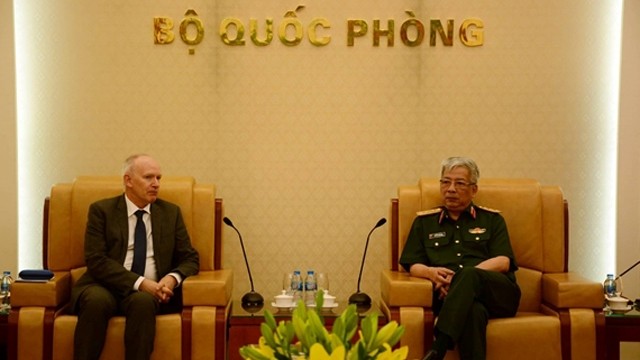 越南国防部副部长阮志咏上将会见英国国际战略研究所亚洲区执行主任蒂姆•赫克斯利。