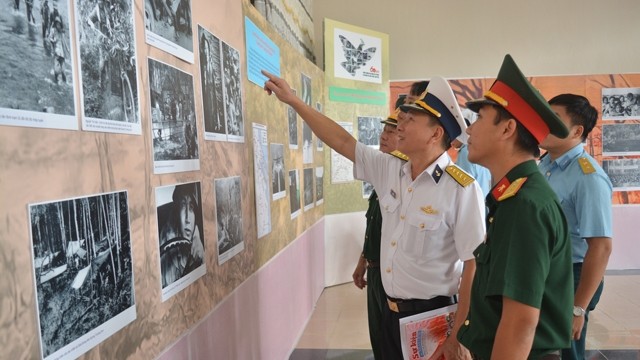 干部战士们参观展览。