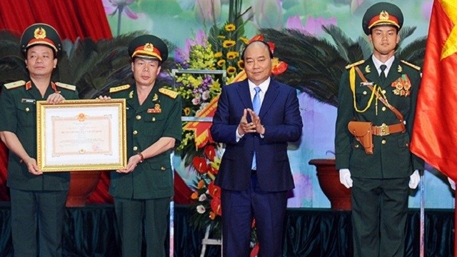 阮春福总理向第12号兵团授予一级祖国捍卫勋章。（陈海 摄）