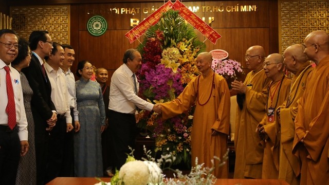 政府常务副总理张和平向僧尼和佛教徒致以节日祝福。