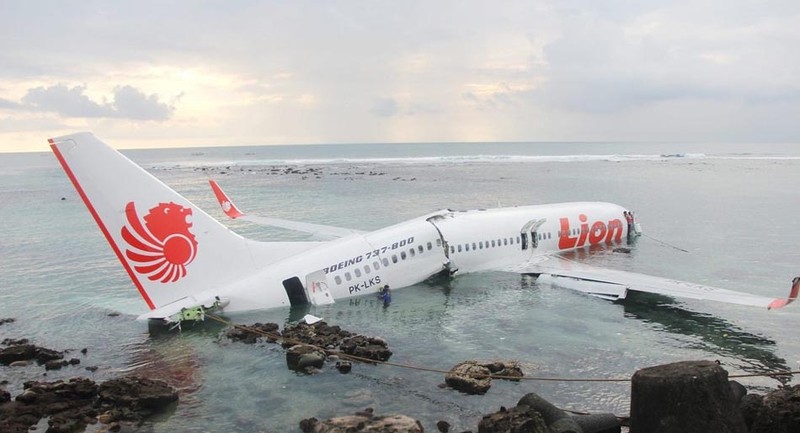 当地时间2013年4月13日，印度尼西亚巴厘岛，冲出跑道飞机。  (Photo: 图片来源：INDONESIAN POLICE/CFP)