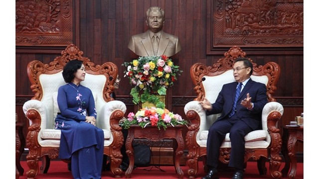 越共中央民运部部长张氏梅同老挝建国阵线中央委员会主席举行会谈。（图片来源：VOV）