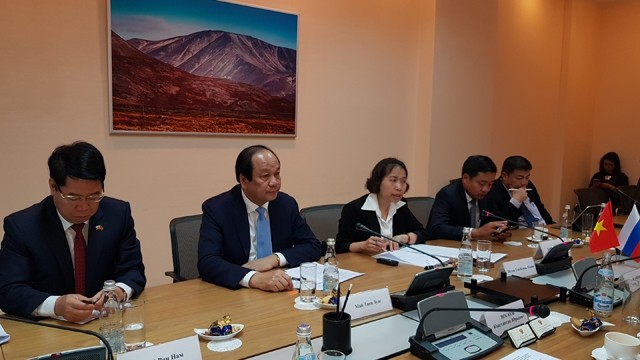 越南政府办公厅主任梅进勇部长与俄罗斯数字发展、通信与大众传媒部部长诺斯科夫·康斯坦丁·尤里耶维奇举行了工作会议。