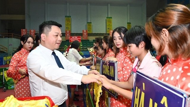 《人民报》社副总编辑、赛事组委会主任桂廷原给各支参赛队伍赠送纪念品。