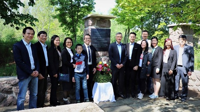 旅居德国越南人代表前往德国胡志明主席纪念区敬献鲜花。