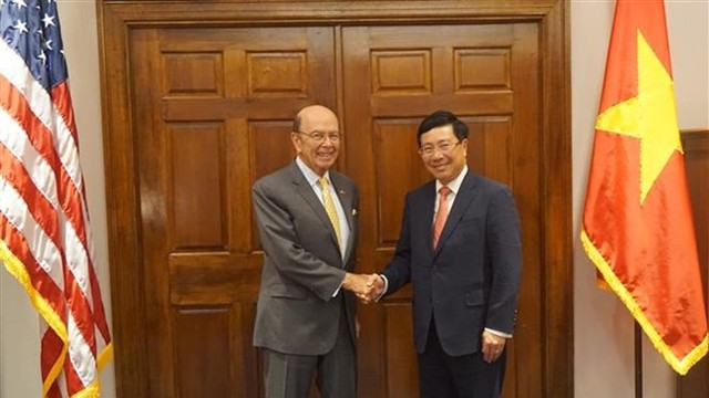越南政府副总理兼外交部长范平明会见美国商务部长威尔伯·罗斯。