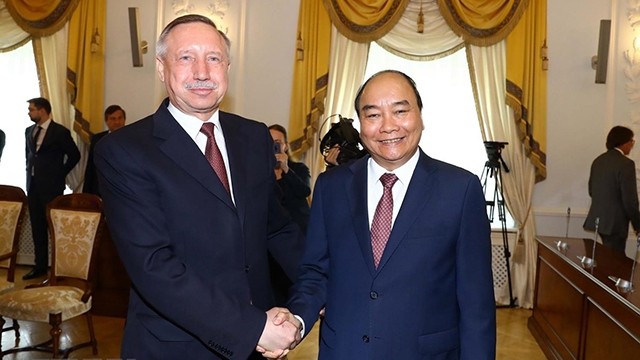 阮春福总理和亚历山大•别格洛夫代市长。（图片来源：越通社）