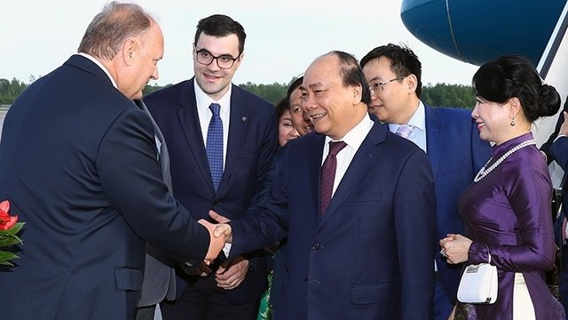 越南政府总理阮春福抵达圣彼得堡开始对俄罗斯进行正式访问。（图片来源：越通社）