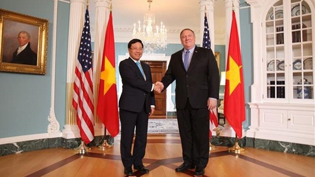 越南政府副总理兼外长范平明（左）与美国国务卿迈克•蓬佩奥握手。（图片来源：越通社）