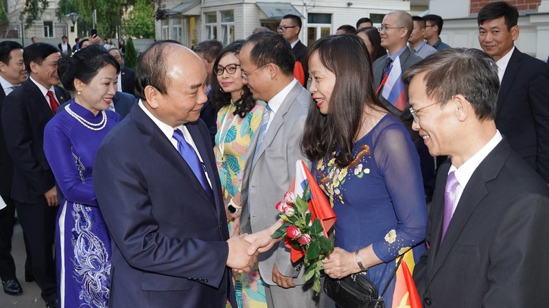 越南政府总理阮春福探访越南驻俄罗斯大使馆。（图片来源：VGP）