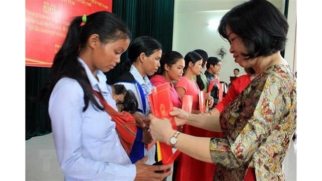 崑嵩省38名老挝公民入籍越南。（图片来源：越通社）