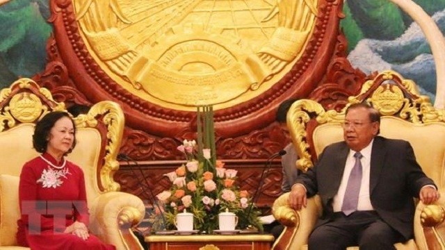 中央民运部部长张氏梅会见老挝人民革命党中央总书记、国家主席本扬·沃拉吉。（图片来源：越通社）