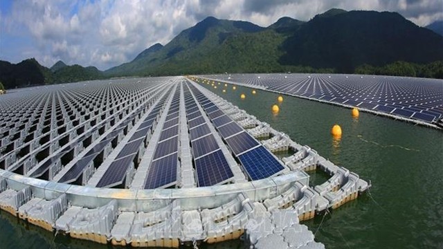 越南首家水上太阳能发电厂建成投运。（图片来源：越通社）