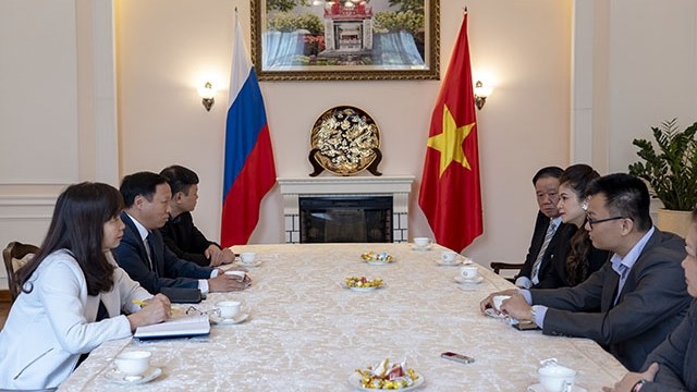 中原国际公司经理黎黄叶草会见越南驻俄罗斯大使吴德孟。