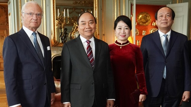 阮春福总理与夫人同瑞典国王卡尔十六世•古斯塔夫合影。（图片来源：VGP）